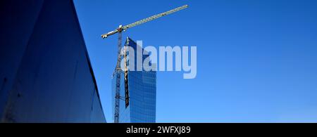 Vilnius (Lituania) - moderni grattacieli in vetro in costruzione. Angolo di ripresa insolito. Cielo limpido, riflessi nelle finestre Foto Stock