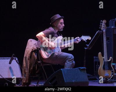 Verona, Teatro Ristori, Italia, 31 gennaio 2024, Giacomo Ancillotto durante Maria Pia De Vito 5et - il lavoro di questa donna - Concerto di musica per cantante italiana Foto Stock