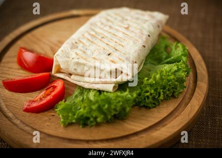 Delizioso shawarma, kebab in una fossa con pollo e verdure, primo piano. Foto Stock