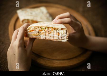 Delizioso shawarma, kebab in una fossa con pollo e verdure, primo piano. Foto Stock