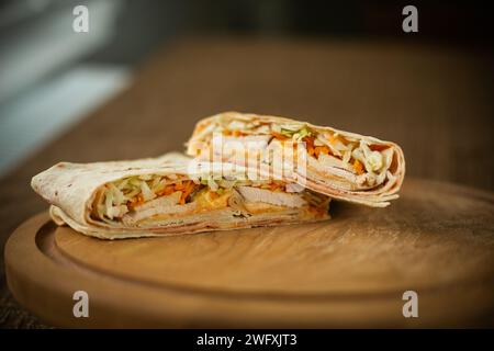 Delizioso shawarma, kebab in una fossa con pollo e verdure, primo piano. Foto Stock