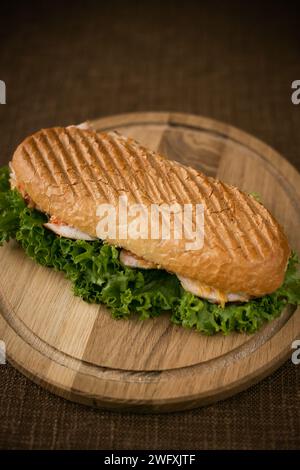 Sandwich aperto con prosciutto formaggio e pomodoro su fondo di legno, vista dall'alto, spazio fotocopie, concetto di cibo per la colazione. Foto Stock