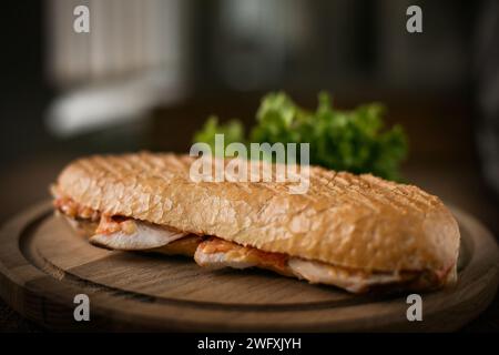 Sandwich aperto con prosciutto formaggio e pomodoro su fondo di legno, vista dall'alto, spazio per copiare Foto Stock