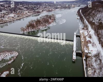 Vista aerea invernale del fiume Allegheny C.W. Bill Young Lock e della diga vicino a New Kensington, Pennsylvania, 23 gennaio 2024. La struttura è una delle otto strutture di navigazione sul fiume Allegheny che forniscono navigazione da East Brady, Pennsylvania, al centro di Pittsburgh. Il progetto si trova al River Mile 14.5. La costruzione del progetto è iniziata nel novembre 1933 ed è stata completata nel luglio 1935. Il progetto è diventato operativo nell'ottobre 1934. Lo U.S. Army Corps of Engineers Pittsburgh District è responsabile dell'utilizzo di 23 chiuse navigabili e dighe sui fiumi Allegheny, Monongahela e Ohio Foto Stock