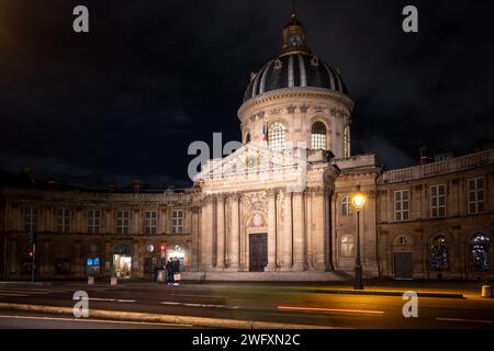 Parigi, Francia, illuminata Institut de France nel vi arrondissement di Parigi, solo editoriale. Foto Stock