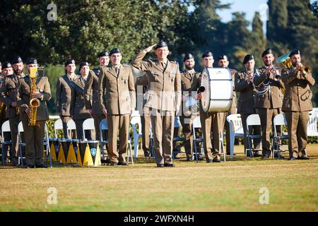 I membri del servizio italiano con banda Artiglieria Controaerei sono al centro dell'attenzione durante il 80° anniversario degli sbarchi alleati ad Anzio e Nettuno a Nettuno, in Italia, il 24 gennaio 2024. Il Cimitero americano Sicilia-Roma ha ospitato la cerimonia per commemorare l'operazione Shingle, il nome in codice per gli sbarchi alleati ad Anzio e Nettuno. La cerimonia onorò i membri del servizio che combatterono e morirono nelle vicinanze durante la seconda guerra mondiale Foto Stock