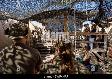 Il governatore del Wyoming Mark Gordon parla con i Wyoming Air National Guard Airmen dispiegati nel 75th Expeditionary Airlift Squadron a Camp Lemonnier, Gibuti, 11 gennaio 2024. Il 75th EAS fornisce supporto tattico ai sollevatori aerei per più unità e operazioni in Africa orientale, tra cui l'evacuazione aeromedica e i movimenti logistici. Foto Stock