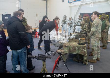 U.S. Army Soldiers with 1st Battalion, 187th Infantry, “Rakkasans”, 3rd Infantry Brigade Combat Team, 101st Airborne Division (Air Assault), Supporting 3rd Infantry Division, descrive diversi sistemi d'arma americani ai membri della famiglia dei soldati della forza di difesa estone durante un evento comunitario a Camp Taara, Estonia, 21 gennaio 2024. La missione della 3rd Infantry Division in Europa è quella di impegnarsi in addestramento ed esercitazioni multinazionali in tutto il continente, lavorando al fianco degli Alleati della NATO e dei partner di sicurezza regionali per fornire forze credibili in combattimento al V Corps, il corpo schierato avanzato americano in Foto Stock