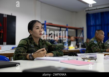 Royal Thai Navy Chief Petty Officer 1st Class Aphinyarawee Aupathum, uno studente del Thailand Mine Action Center (TMAC), prende appunti durante un corso Explosive Ordnance Disposal (EOD) Level 1-2 a Fort Bhanurangsi, Ratchaburi, Thailandia, 9 gennaio 2024. Le forze armate tailandesi e americane lavorano insieme per formare gli studenti TMAC nel livello EOD 1-2 al fine di sviluppare una capacità EOD per assistere la missione di TMAC di diventare senza mine terrestri. Questa partnership è in linea con il programma di azione umanitaria contro le mine del Dipartimento della difesa degli Stati Uniti, che assiste le nazioni partner colpite dalle mine terrestri, remnan esplosivo Foto Stock