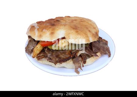 Tradizionale kebab turco, kebab di carne su panini, sfondo bianco isolato Foto Stock