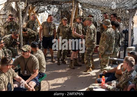 Il maggior generale dell'esercito statunitense Gregory Porter, aiutante generale del Wyoming, incontra gli avieri della Wyoming Air National Guard schierati nel 75th Expeditionary Airlift Squadron a Camp Lemonnier, Gibuti, 11 gennaio 2024. Porter ha visitato CLDJ con il Wyoming Gov. Mark Gordon per ringraziare e riconoscere Airmen per il loro duro lavoro. Foto Stock