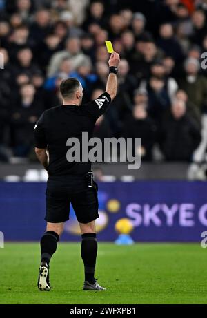 Londra, Regno Unito. 1 febbraio 2024. Tim Robinson (arbitro) mostra il cartellino giallo a durante la partita West Ham vs AFC Bournemouth Premier League al London Stadium Stratford. Questa immagine è SOLO per USO EDITORIALE. Licenza richiesta dal Football DataCo per qualsiasi altro uso. Crediti: MARTIN DALTON/Alamy Live News Foto Stock