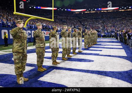 Soldati e avieri della Guardia Nazionale dell'Indiana rendono un saluto durante l'inno nazionale al Lucas Oil Stadium di Indianapolis, 6 gennaio 2023. Gli Indianapolis Colts mettono in evidenza i membri del servizio nelle cerimonie pre-partita per promuovere il patriottismo e il servizio altruista. (Guardia Nazionale dell'Indiana Foto Stock