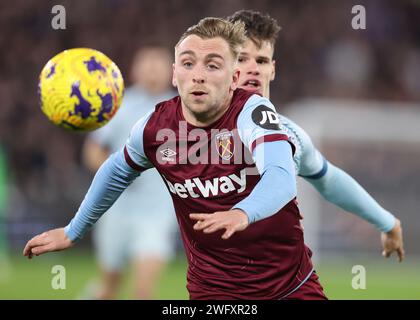 Londra, Regno Unito. 1 febbraio 2024. Jarrod Bowen del West Ham United guarda verso la palla davanti a Milos Kerkez di Bournemouth durante la partita di Premier League allo Stadio di Londra. Il credito fotografico dovrebbe leggere: Paul Terry/Sportimage Credit: Sportimage Ltd/Alamy Live News Foto Stock