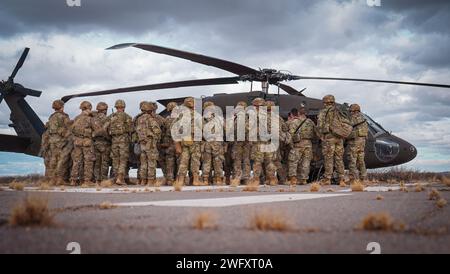 I soldati con il 2nd Battalion, 112th Infantry Regiment, 56th Stryker Brigade Combat Team, Pennsylvania Army National Guard, ricevono un briefing dai capi dell'equipaggio UH-60 Black Hawk durante il loro addestramento post mobilitazione a Fort Bliss, Texas, 23 gennaio 2024. L'unità si sta preparando per il prossimo dispiegamento nel Corno d'Africa, dove sarà pronta a entrare rapidamente in aria in qualsiasi area sia necessaria. La preparazione per l'esecuzione degli obiettivi della missione è fondamentale per garantire il successo della missione. Foto Stock