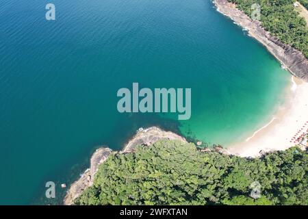 Vista droni della spiaggia di Lazaro, a Ubatuba, Brasile Foto Stock