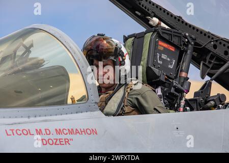 Il tenente colonnello Micheal McMahon, comandante del Marine Fighter Attack Squadron (VMFA) 232, si prepara ad uscire da un F/A-18C Hornet Aircraft con VMFA-232 presso Andersen Air Force base, Guam, 19 gennaio 2024. Soprannominato i "Red Devils", VMFA-232 viaggiò dalla base aerea del corpo dei Marines di Iwakuni, in Giappone, a Guam come parte del loro dispiegamento del programma di rilocalizzazione per addestrarsi multilateralmente con alleati e partner, e migliorare la prontezza di combattimento dello squadrone. Foto Stock