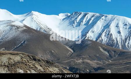 Le montagne e le colline intorno ai campi da sci di Porters Pass Foto Stock