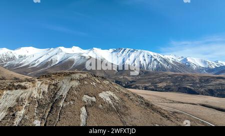 Le montagne e le colline intorno ai campi da sci di Porters Pass Foto Stock