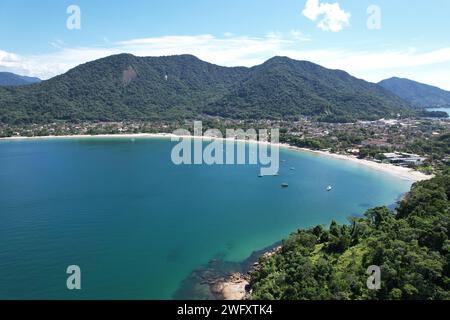 Vista droni della spiaggia di Lazaro, a Ubatuba, Brasile Foto Stock