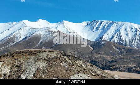 Le montagne e le colline intorno ai campi da sci di Porters Pass Foto Stock