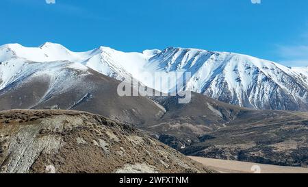 Le montagne e le colline intorno ai campi da sci di Porters Pass Foto Stock