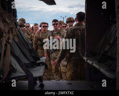 I soldati con il 2nd Battalion, 112th Infantry Regiment, 56th Stryker Brigade Combat Team, Pennsylvania Army National Guard, discutono la sicurezza degli aerei dai capi DELL'equipaggio UH-60 Black Hawk durante il loro addestramento post mobilitazione a Fort Bliss, Texas, 23 gennaio 2024. L'unità si sta preparando per il prossimo dispiegamento nel Corno d'Africa, dove sarà pronta per l'inserimento dell'aria troppo rapidamente per qualsiasi cosa sia necessaria. La preparazione per l'esecuzione degli obiettivi della missione è fondamentale per garantire il successo della missione. Foto Stock