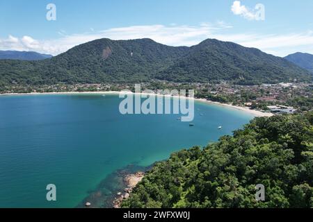 Vista droni della spiaggia di Lazaro, a Ubatuba, Brasile Foto Stock