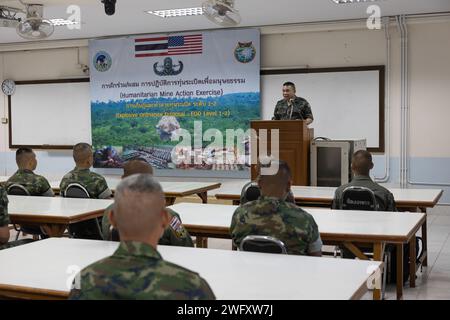 Royal Thai Armed Forces tenente generale Nattawut Sabyeroop, direttore generale del Thailand Mine Action Center (TMAC), si rivolge al pubblico durante la cerimonia di apertura del corso Humanitarian Mine Action Thailand Explosive Ordnance Disposal (EOD) Level 1-2 presso Fort Bhanurangsi, Ratchaburi, Thailandia, 8 gennaio 2024. Le forze armate tailandesi e americane lavorano insieme per formare gli studenti TMAC nel livello EOD 1-2 al fine di sviluppare una capacità EOD per assistere la missione di TMAC di diventare senza mine terrestri. Questa partnership è allineata con il programma di azione umanitaria contro le mine del Dipartimento della difesa degli Stati Uniti, che come Foto Stock