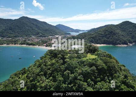 Vista droni della spiaggia di Lazaro, a Ubatuba, Brasile Foto Stock