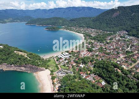 Vista droni della spiaggia di Lazaro, a Ubatuba, Brasile Foto Stock