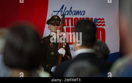 Un membro dell'Alabama National Guard Honor Guard è all'attenzione durante il distacco dei colori per la cerimonia di cambio di comando generale dell'aiutante della Guardia Nazionale dell'Alabama a Montgomery, Ala. Il 5 gennaio 2024. (Guardia Nazionale dell'Alabama Foto Stock