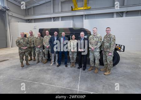 I partecipanti visitano il National Guard Readiness Center dopo la cerimonia di taglio del nastro presso la Joint base McGuire-Dix-Lakehurst, New Jersey, 4 gennaio 2024. Il progetto di costruzione militare di quasi 16 milioni di dollari, una struttura all'avanguardia di 40.762 piedi quadrati fornirà ai soldati della Bravo Company, del 250th Brigade Support Battalion, della 44th Infantry Brigade Combat Team, della New Jersey Army National Guard, l'addestramento in classe, l'amministrazione, le operazioni di manutenzione e lo stoccaggio delle attrezzature. Il progetto consegue la Leadership in Energy and Environmental Design Silver Certification del Green Building Council degli Stati Uniti Foto Stock