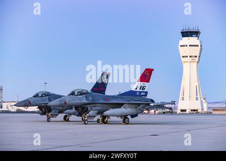 Il 412th test Wing ha svelato due F-16 assegnati al 416th Flight test Squadron adornati con speciali flash di coda per celebrare i 50 anni di servizio del Fighting Falcon. Foto Stock