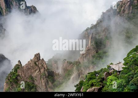 Le nuvole galleggiano tra la seconda circonvallazione nel Mare Occidentale (Xihai) del Grand Canyon dei Monti gialli di Huangshan. Foto Stock