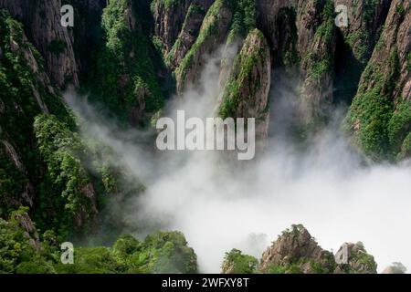 Le nuvole galleggiano tra la seconda circonvallazione nel Mare Occidentale (Xihai) del Grand Canyon dei Monti gialli di Huangshan. Foto Stock