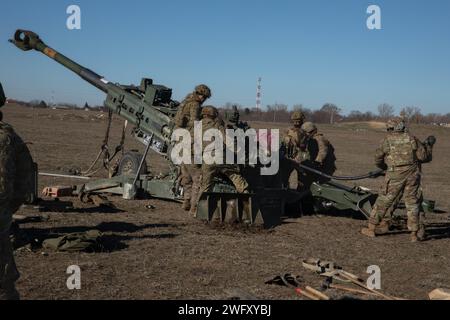 I soldati statunitensi assegnati a Cobra Battery, 3rd battalion, 320th Field Artillery Regiment simulano una corsa a fuoco secco con un obice M777A2 durante l'addestramento di trivellazione in ascensore a Mihail Kogalniceanu, Romania, 11 gennaio 2024. Le unità a rotazione schierate in Europa si addestrano continuamente per aumentare rapidamente le forze pronte al combattimento in tutto il teatro per sostenere l'alleanza NATO e proiettare le forze insieme. Foto Stock