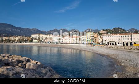 MENTONE, FRANCIA - 27 GENNAIO 2024: Vista panoramica della città di Mentone, Provence Alpes-Cote d'Azur, Francia Foto Stock