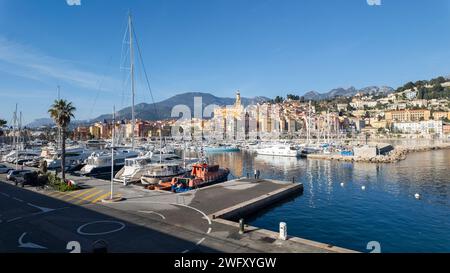 MENTONE, FRANCIA - 27 GENNAIO 2024: Vista panoramica della città di Mentone, Provence Alpes-Cote d'Azur, Francia Foto Stock