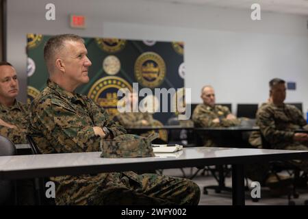 Brig. Il generale Jason Woodworth, comandante generale, Marine Corps Installation (MCI) West, ascolta un breve dato da Sean McGoffin, capo agente di pattuglia di frontiera, durante una visita alla stazione di pattuglia di frontiera degli Stati Uniti a Yuma, Arizona, 10 gennaio 2024. Lo scopo di questa conferenza era quello di mostrare ai comandanti e ai sergenti dell'MCI West la missione e le capacità della U.S. Border Patrol. Foto Stock