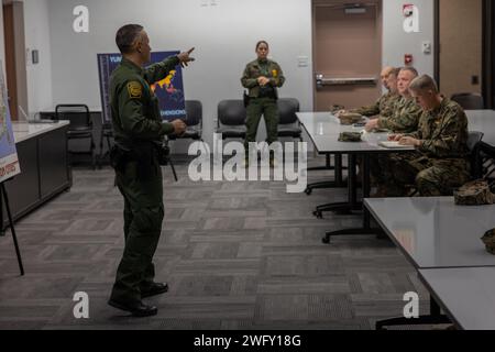 U.S. Marines with Marine Corps Installation (MCI) West ascoltate un breve dato da Job Figueroa, assistente capo agente di pattuglia di frontiera durante una visita alla stazione di pattuglia di frontiera degli Stati Uniti a Yuma, Arizona, 10 gennaio 2024. Lo scopo di questa conferenza era quello di mostrare ai comandanti e ai sergenti dell'MCI West la missione e le capacità della U.S. Border Patrol. Foto Stock