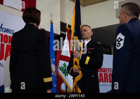 Brig. Il generale David Pritchett, aiutante generale della Guardia Nazionale dell'Alabama, tiene i colori durante una cerimonia di cambio di comando a Montgomery, Ala. Il 5 gennaio 2024. (Guardia Nazionale dell'Alabama Foto Stock