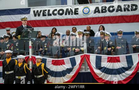 Il capitano Carl White, Vice Comandante, Patrol and Reconnaissance Wing 11, parla ai nuovi marinai della Marina durante il Pass-in-Review del comando di addestramento recluta della Marina degli Stati Uniti a Great Lakes, Illinois, 25 gennaio 2024. Più di 40.000 reclute si allenano ogni anno nell'unico campo di addestramento della Marina. Foto Stock