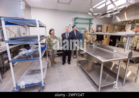 I partecipanti visitano il National Guard Readiness Center dopo la cerimonia di taglio del nastro presso la Joint base McGuire-Dix-Lakehurst, New Jersey, 4 gennaio 2024. Il progetto di costruzione militare di quasi 16 milioni di dollari, una struttura all'avanguardia di 40.762 piedi quadrati fornirà ai soldati della Bravo Company, del 250th Brigade Support Battalion, della 44th Infantry Brigade Combat Team, della New Jersey Army National Guard, l'addestramento in classe, l'amministrazione, le operazioni di manutenzione e lo stoccaggio delle attrezzature. Il progetto consegue la Leadership in Energy and Environmental Design Silver Certification del Green Building Council degli Stati Uniti Foto Stock