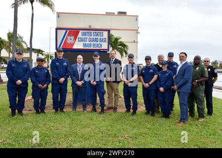 I rappresentanti della leadership della Homeland Security Task Force-Southeast Unified Command hanno incontrato i dirigenti del Dipartimento della salute e dei servizi umani degli Stati Uniti e dell'Ufficio dell'Assistente Segretario per la salute per discutere la posizione dell'operazione Vigilant Sentry sulla migrazione irregolare, Humane Care for Migrants and other Maritime Security Initiatives at Coast Guard base Miami Beach, Florida, 8 gennaio 2024. Rachel Levine, M.D., Assistente Segretario per la salute, retroadm. Denise Hinton, Vice chirurgo generale e Dr. Herbert Wolfe, Vice Direttore dell'Ufficio per la sicurezza sanitaria e Acting chi Foto Stock