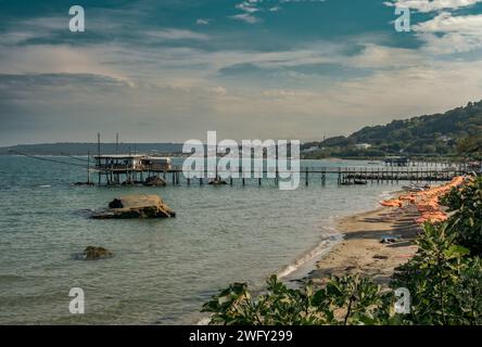 16-09-2024. Marina di Fossacesia; costa dei Trabocchi, spiaggia di Cavalluccio con ristorante 'Trabocco Punta Paciosa'. Provincia di Chieti, Abruzzo, Italia. Foto Stock