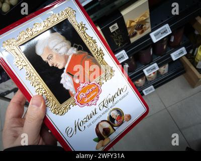 Foto di mozarkugel di Reber in un supermercato di Belgrado, Serbia. Il Mozartkugel è un piccolo dolciario rotondo a base di pistacchio, marzapane, A. Foto Stock