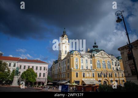 Foto del municipio pecs in piazza Szechenyi ter a Pecs, Ungheria. Pécs è la quinta città più grande dell'Ungheria, sulle pendici del monte Mecsek Foto Stock