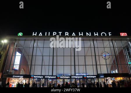 Foto dell'ingresso principale di Koln Hbf con gente che scorre a Colonia, in Germania. Köln Hauptbahnhof o stazione centrale di Colonia è una stazione ferroviaria di Co Foto Stock