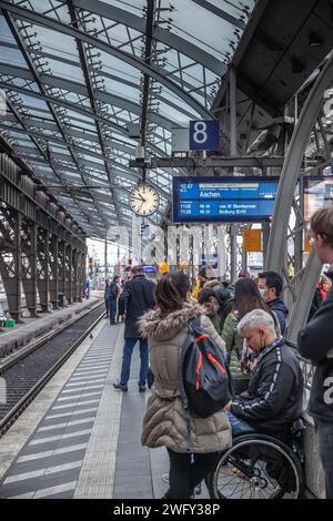 Foto di persone in attesa di treni a Koln Hbf a Colonia, Germania. Köln Hauptbahnhof o stazione centrale di Colonia è una stazione ferroviaria di Colonia, GE Foto Stock